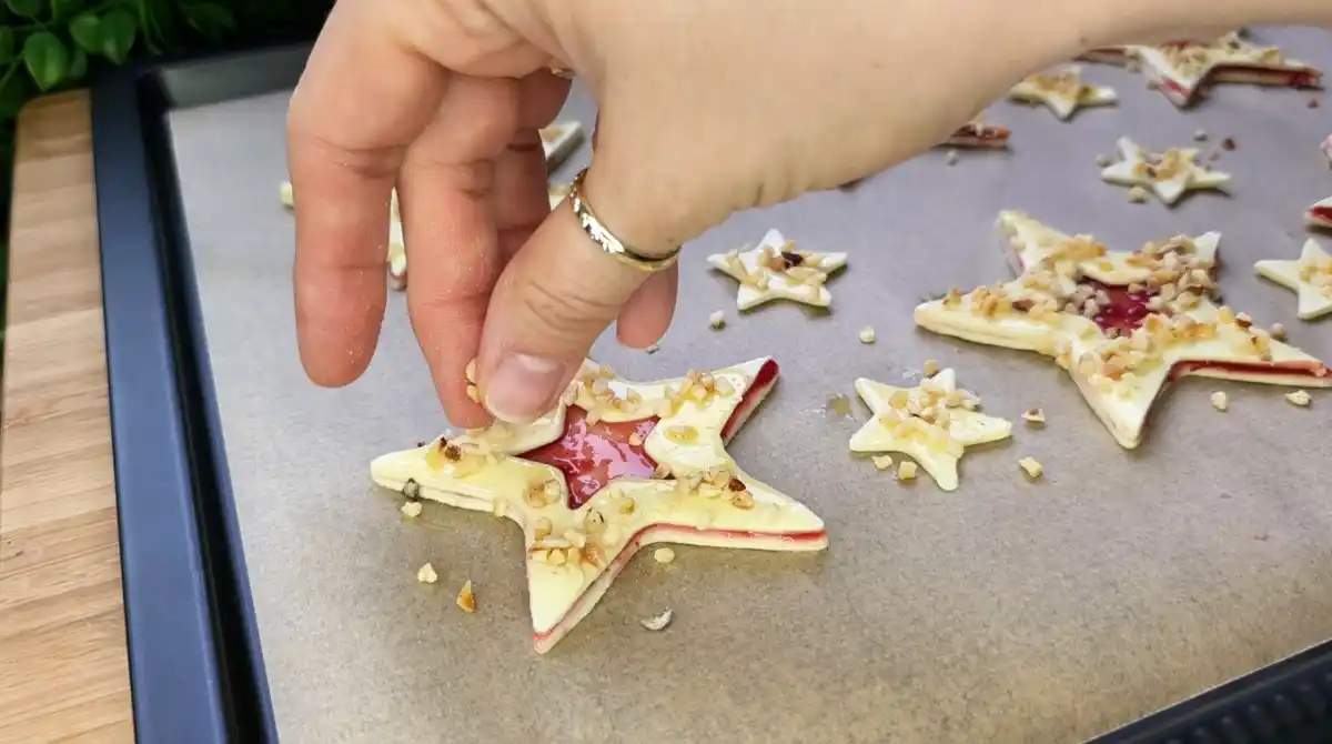 Blätterteig-Sterne mit Kirschmarmelade und gehackten Haselnüssen im Detail