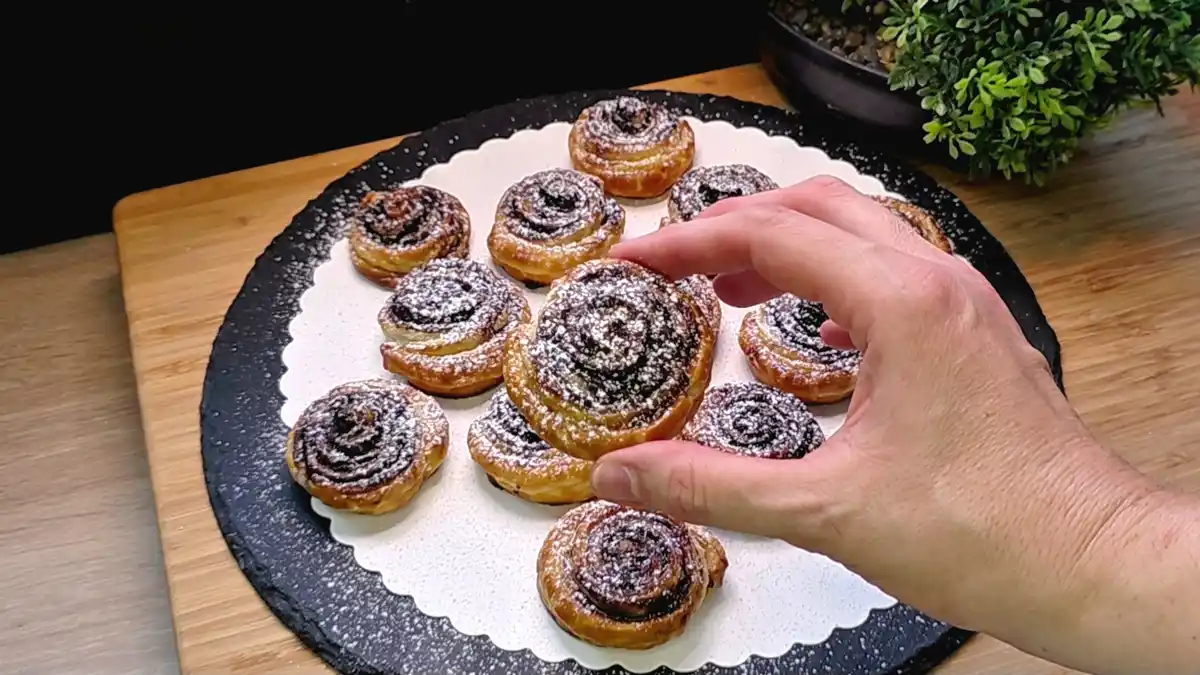 Nahaufnahme knuspriger Kakao-Schnecken aus Blätterteig