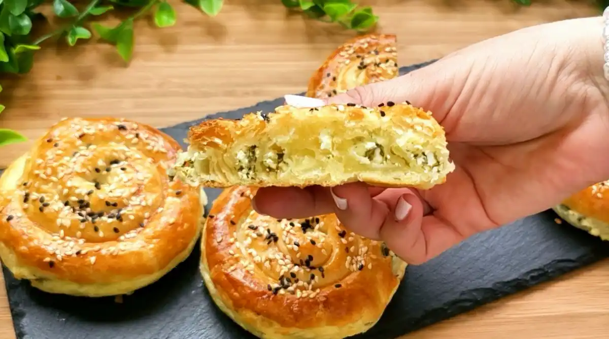 Nahaufnahme knuspriger Mini-Börek aus Blätterteig mit Feta und Petersilie