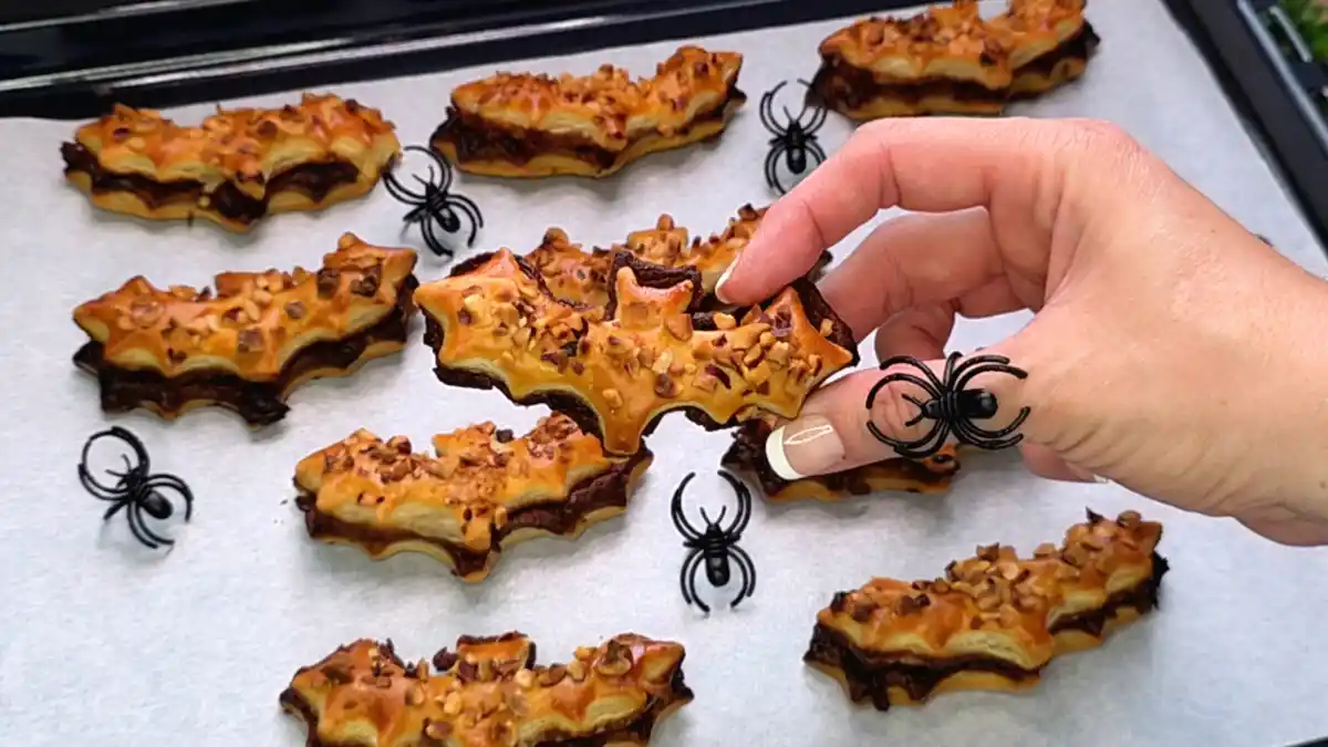 Nahaufnahme knuspriger Nutella-Fledermäuse aus Blätterteig mit Erdnüssen