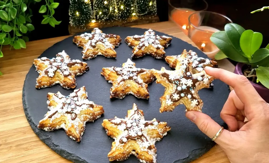 Sechs Kokos-Schneeflocken aus Blätterteig mit süßer Frischkäsefüllung
