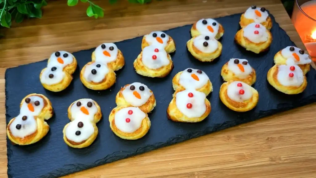 Kokos-Schneemänner aus Blätterteig mit Zuckerguss und Zucker-Dekoration