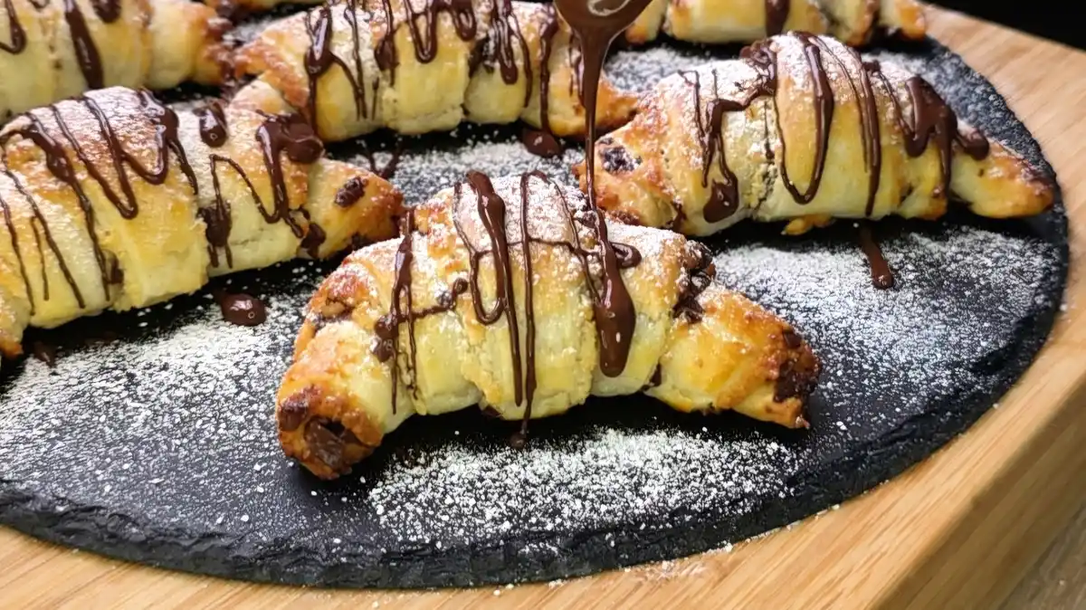 Kokos-Schoko-Croissants mit Schokoladenraspeln aus Blätterteig