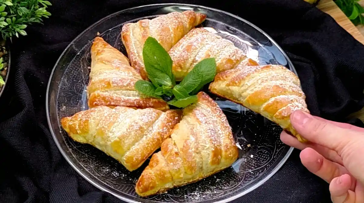 Gefaltete Marmeladen-Dreiecke aus Blätterteig mit Schnittmuster
