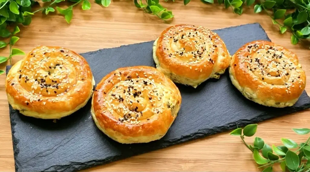 Mini-Börek aus Blätterteig mit Feta, Petersilie und Sesam