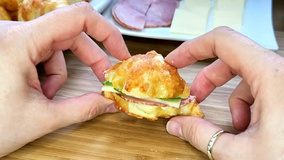 Mini-Käse-Croissants aus Blätterteig mit herzhafter Käsefüllung