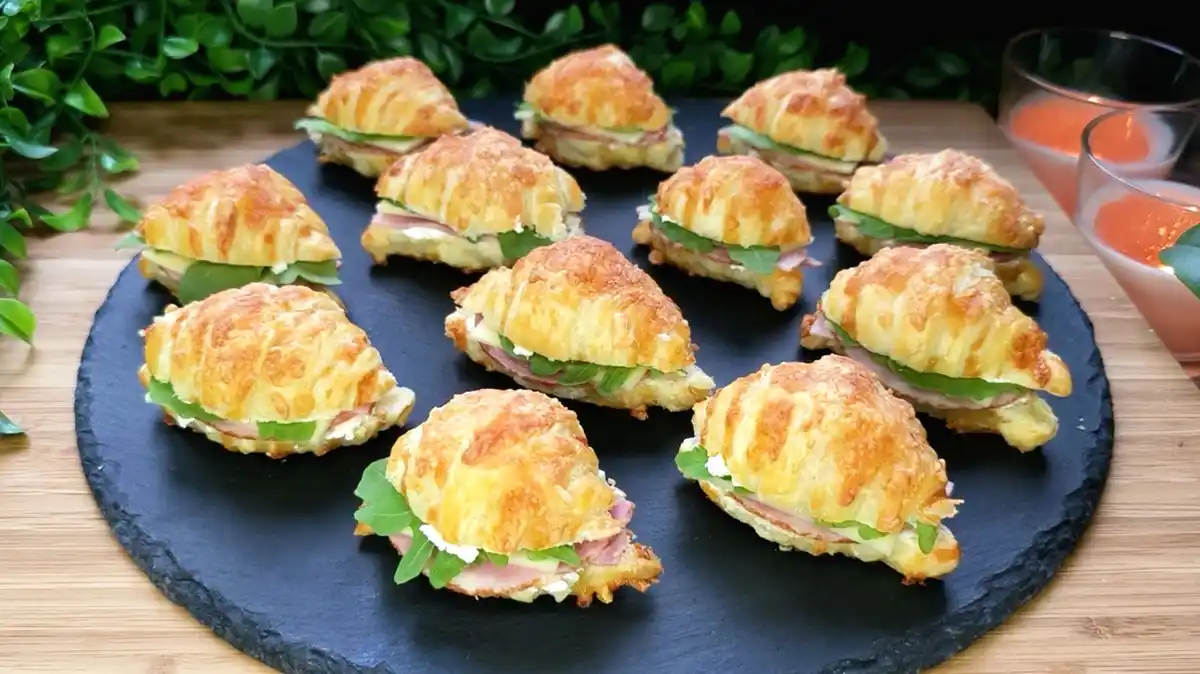 Goldbraune Mini-Käse-Croissants aus knusprigem Blätterteig