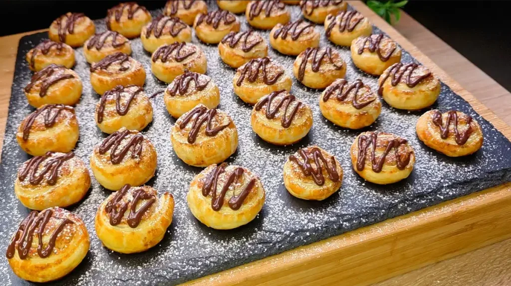 Mini-Walnussschnecken aus Blätterteig mit Walnussfüllung und Schokolade