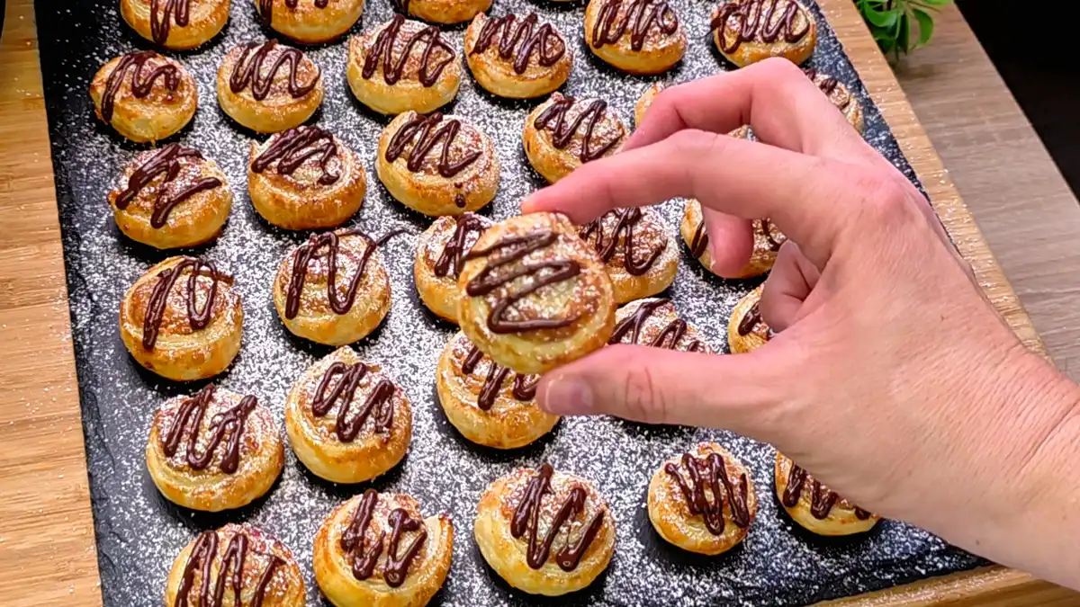 Nahaufnahme von Mini-Walnussschnecken aus Blätterteig mit süßer Walnussfüllung