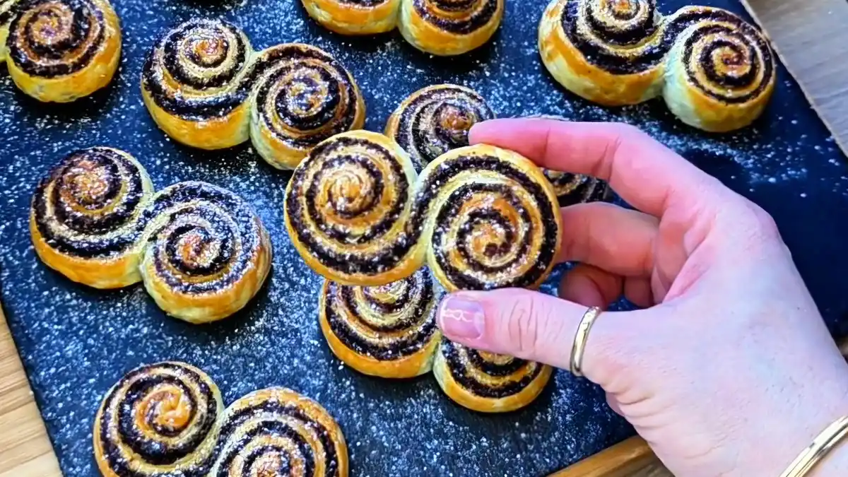 Mohn-Doppelschnecken aus Blätterteig mit Mohnfüllung