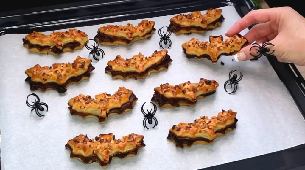 Nutella-Fledermäuse aus Blätterteig mit gehackten Erdnüssen für Halloween