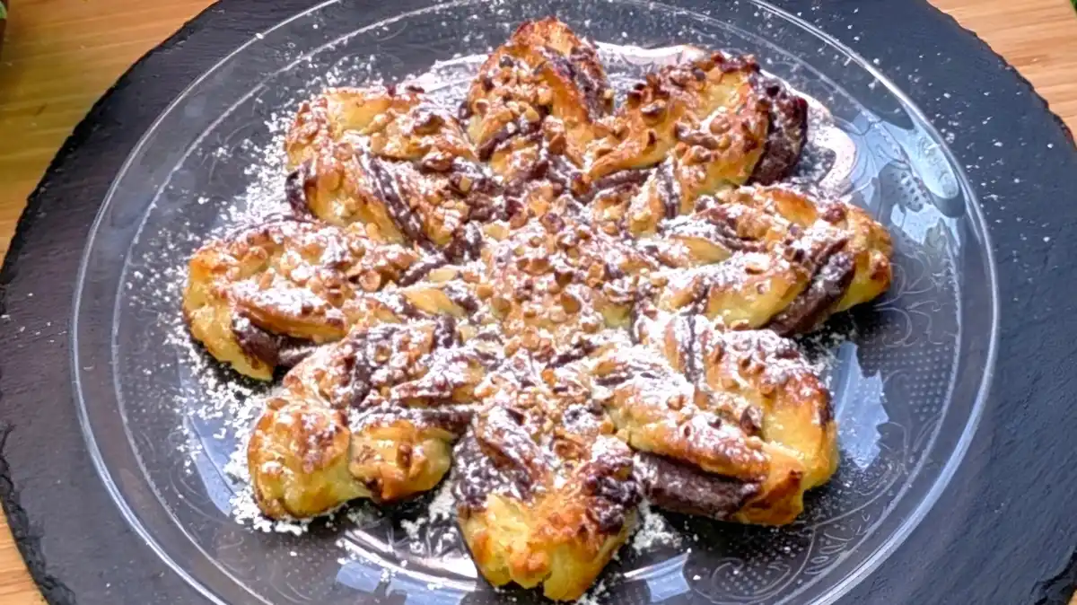 Nutella-Schneeflocke aus Blätterteig mit gedrehten Strahlen