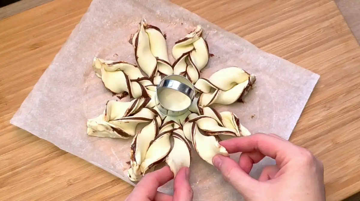 Detail der Nutella-Schneeflocke mit gedrehten Blätterteigstreifen