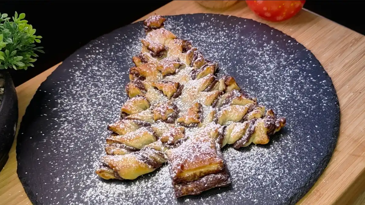 Nutella-Tannenbaum aus Blätterteig mit gedrehten Teigästen
