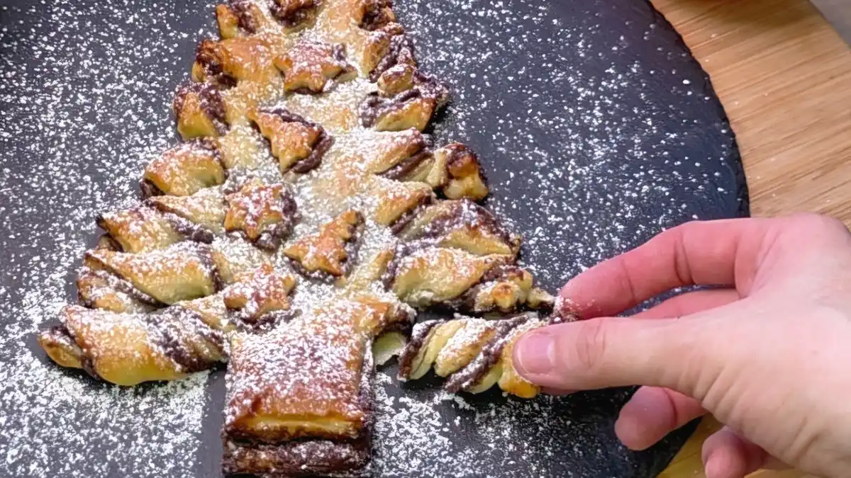 Detail vom Nutella-Tannenbaum mit gedrehten Blätterteigästen
