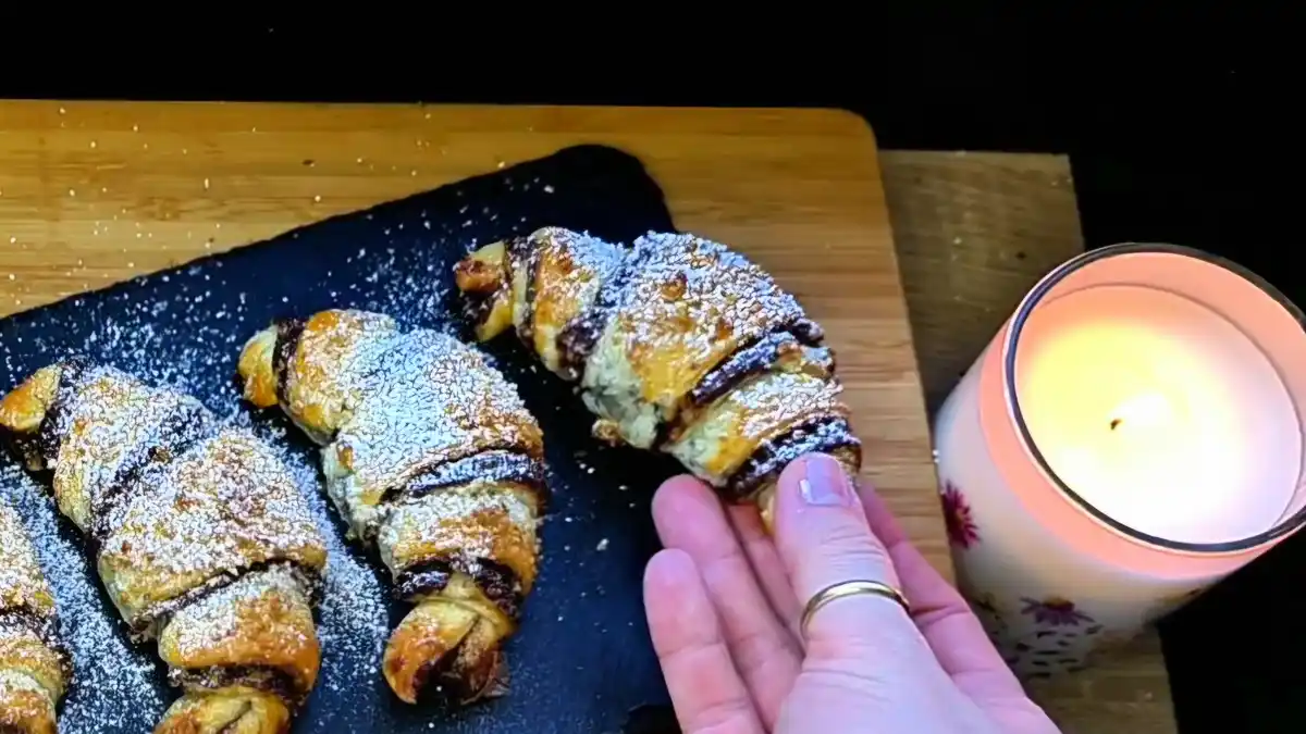 Gefülltes Blätterteig-Croissant mit Nutella und Walnüssen