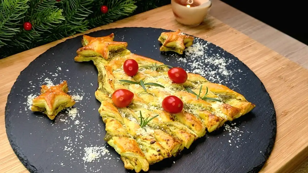 Pesto-Weihnachtsbaum aus Blätterteig mit Tomaten, Parmesan und Rosmarin