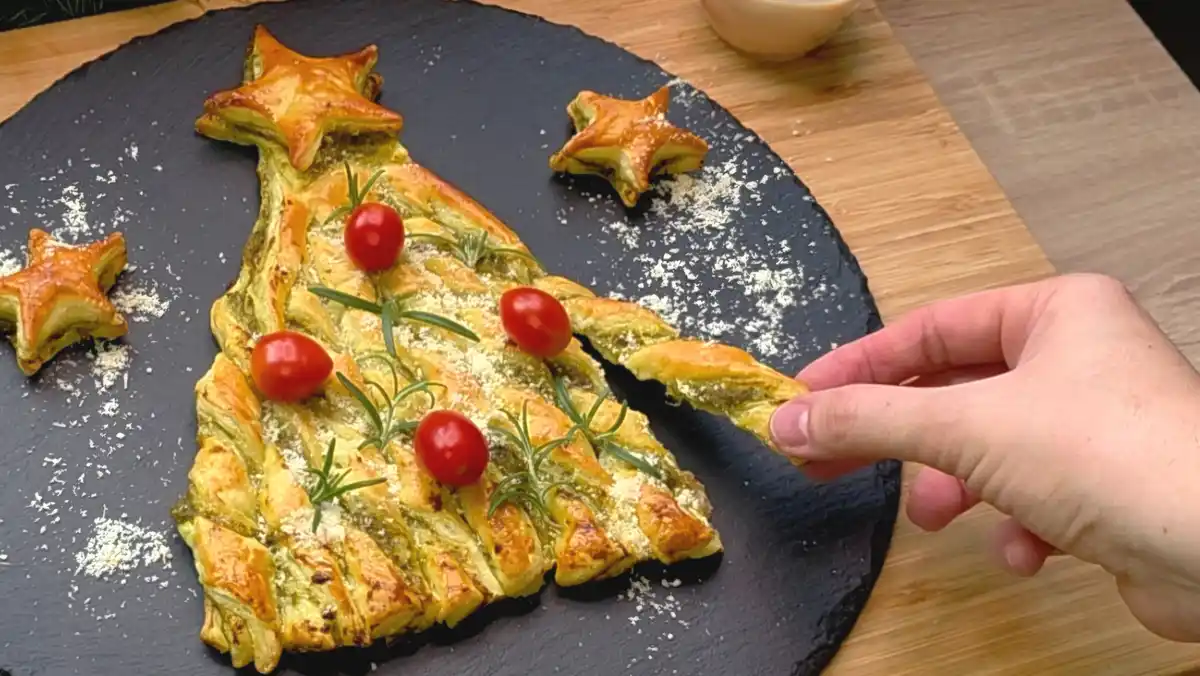 Stern aus Blätterteig als Spitze eines Pesto-Weihnachtsbaums