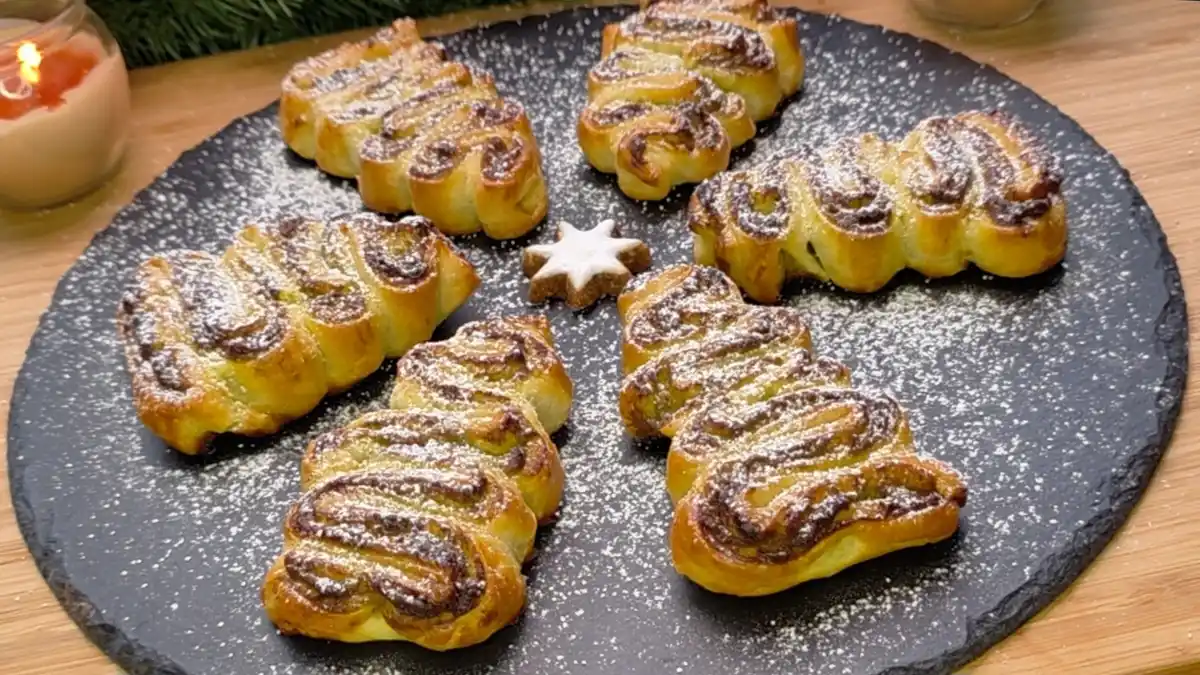 Pistazien-Tannenbäume am Spieß aus Blätterteig mit Cremefüllung