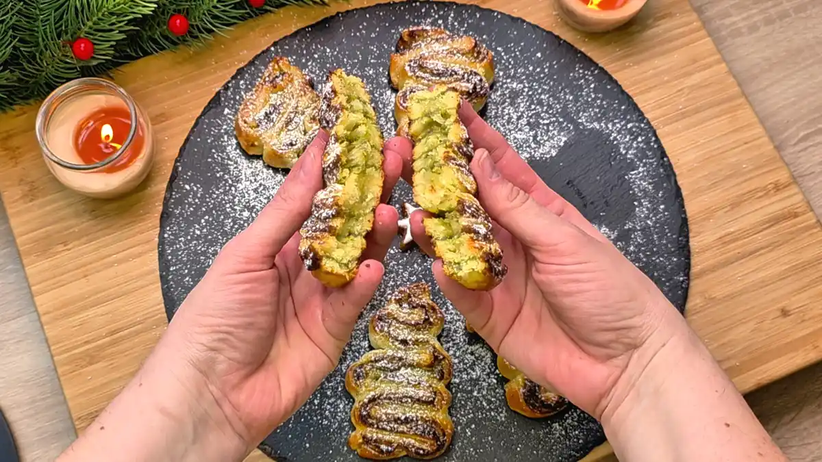 Detail von Pistazien-Tannenbäumen aus Blätterteig am Spieß