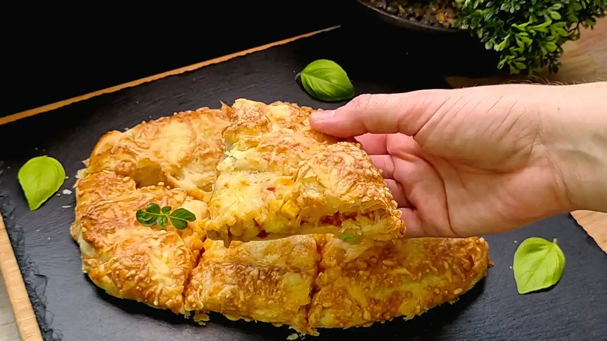 Pizza-Galette mit Schinken, Mais und Käse aus Blätterteig