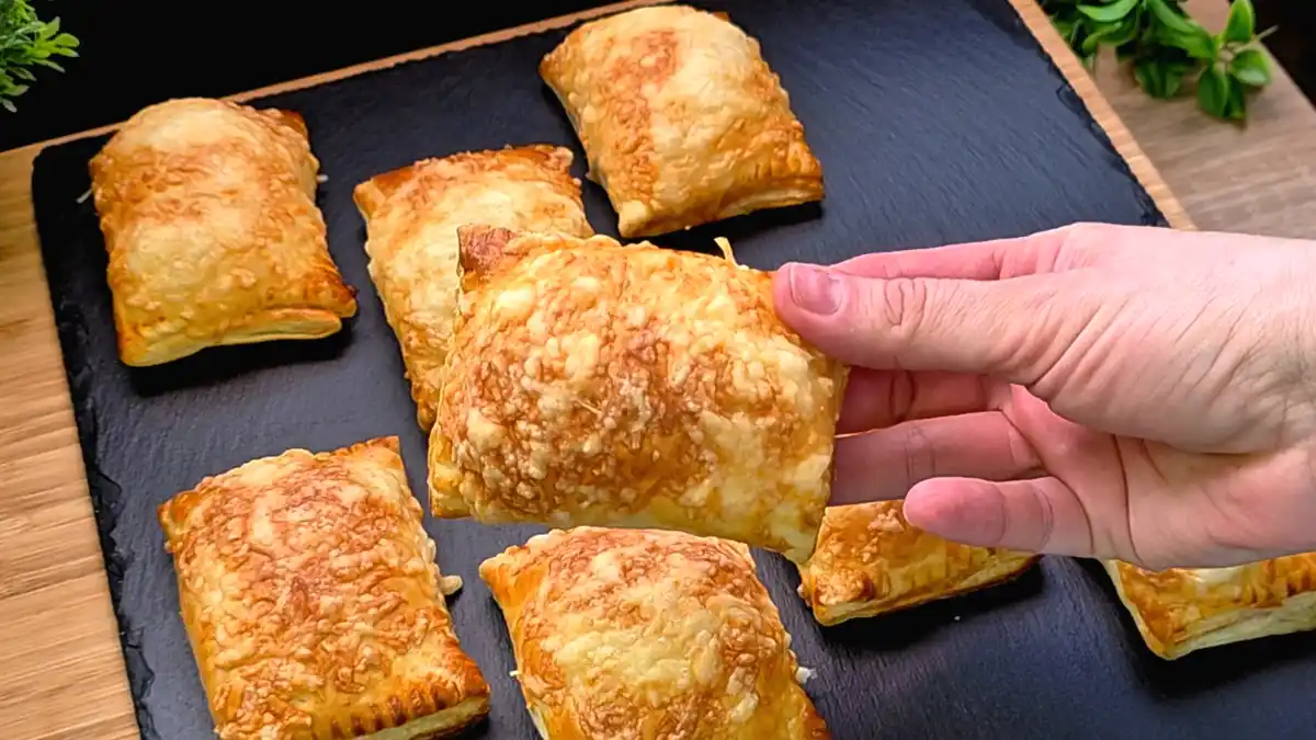 Pizzataschen mit Schinken, Mais und Käse aus Blätterteig