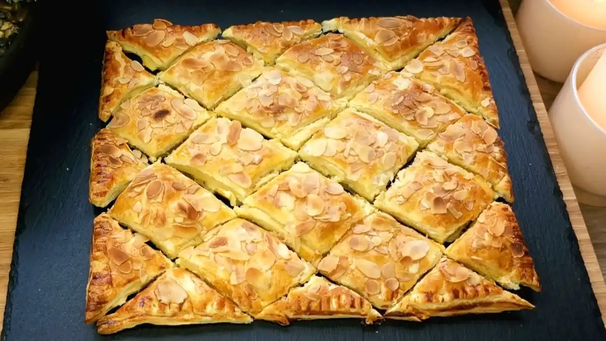 Quarkkuchen aus Blätterteig mit Vanille und Mandeln
