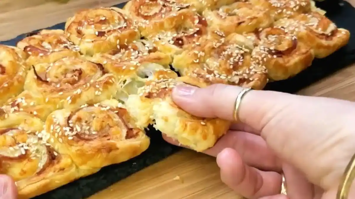 Schinken-Käse-Schnecken mit Prosciutto und Käse aus Blätterteig