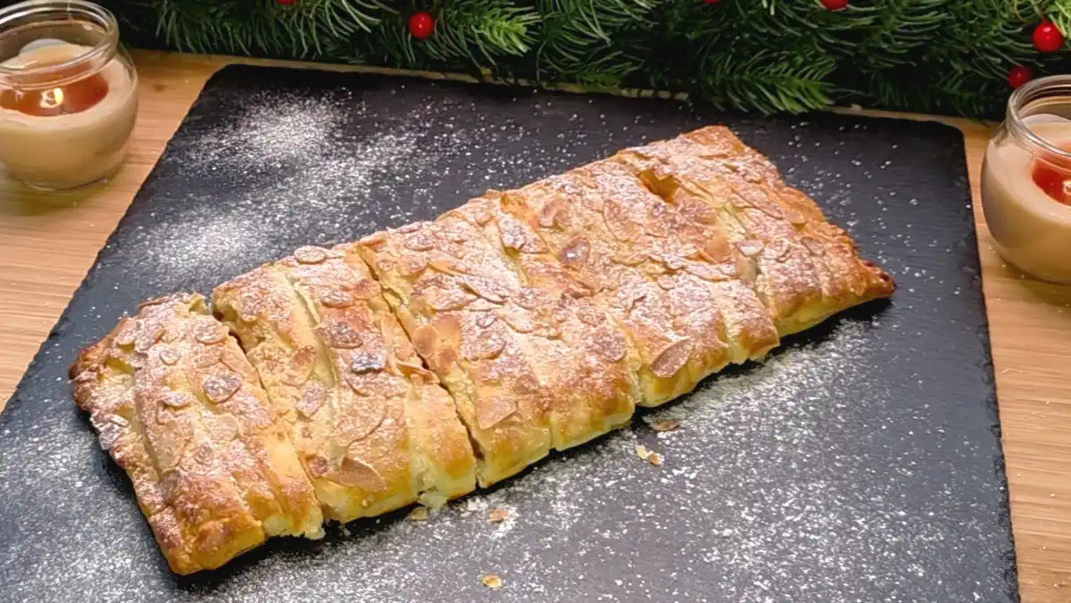 Schoko-Quark-Strudel mit Puddingpulver, Quark und gehobelten Mandeln