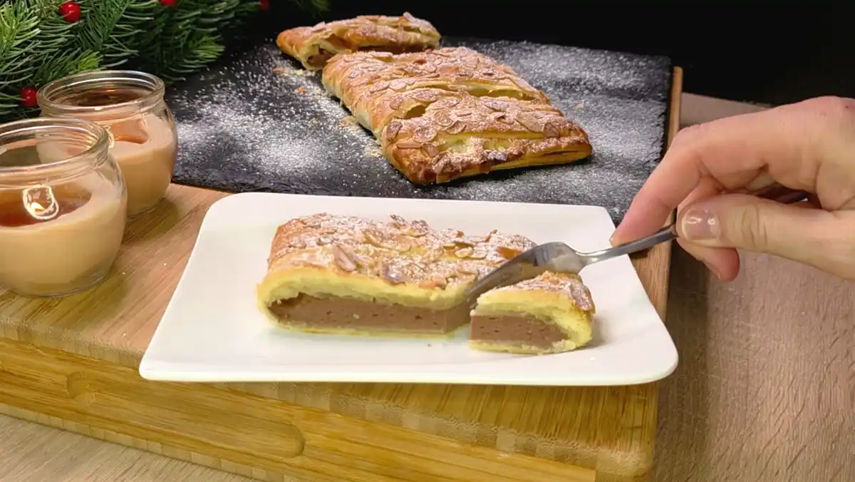 Schoko-Quark-Füllung im dekorativ gefalteten Blätterteigstrudel