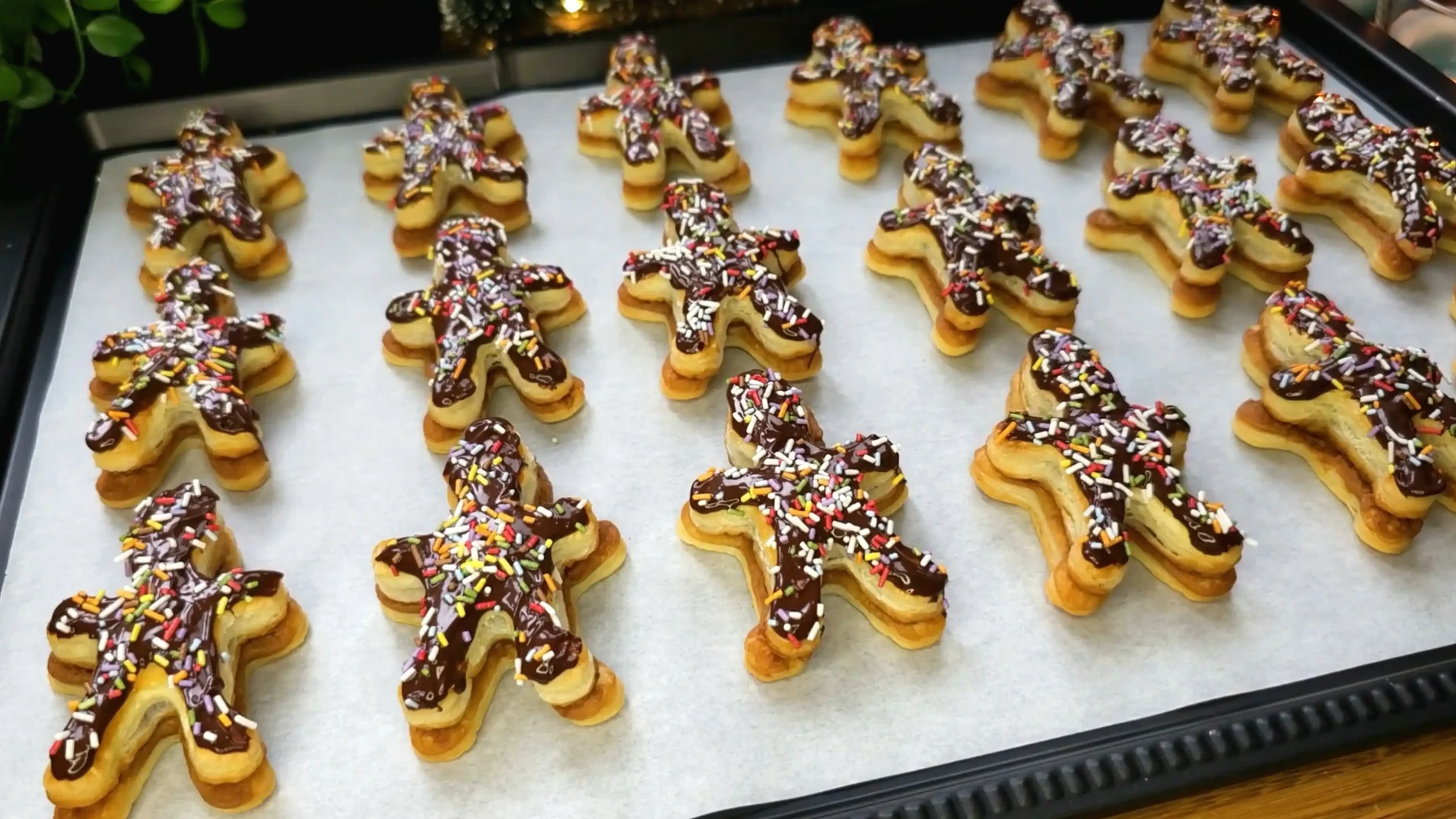 Weihnachtliche Blätterteig-Männchen mit Spekulatius-Creme und Schokolade