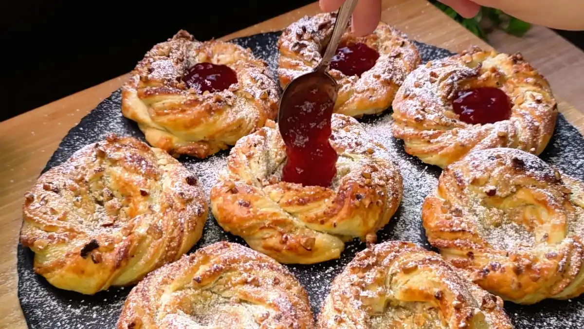 Blätterteig-Schnecke mit Walnussfüllung und Erdbeermarmelade