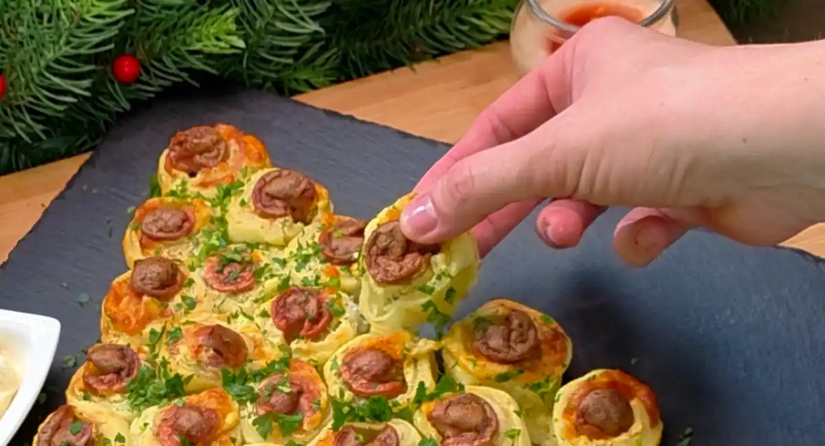 Gefüllte Blätterteig-Tannenbäume mit Mini-Würstchen und Käse