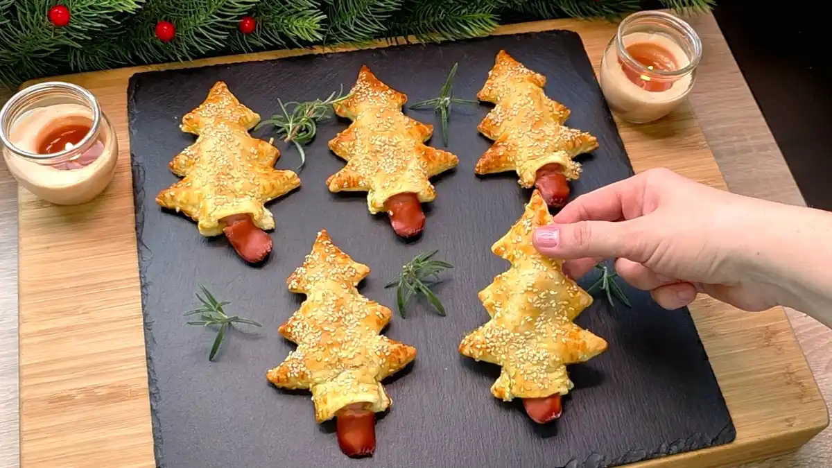 Herzhafter Tannenbaum aus Würstchen-Käse-Schnecken