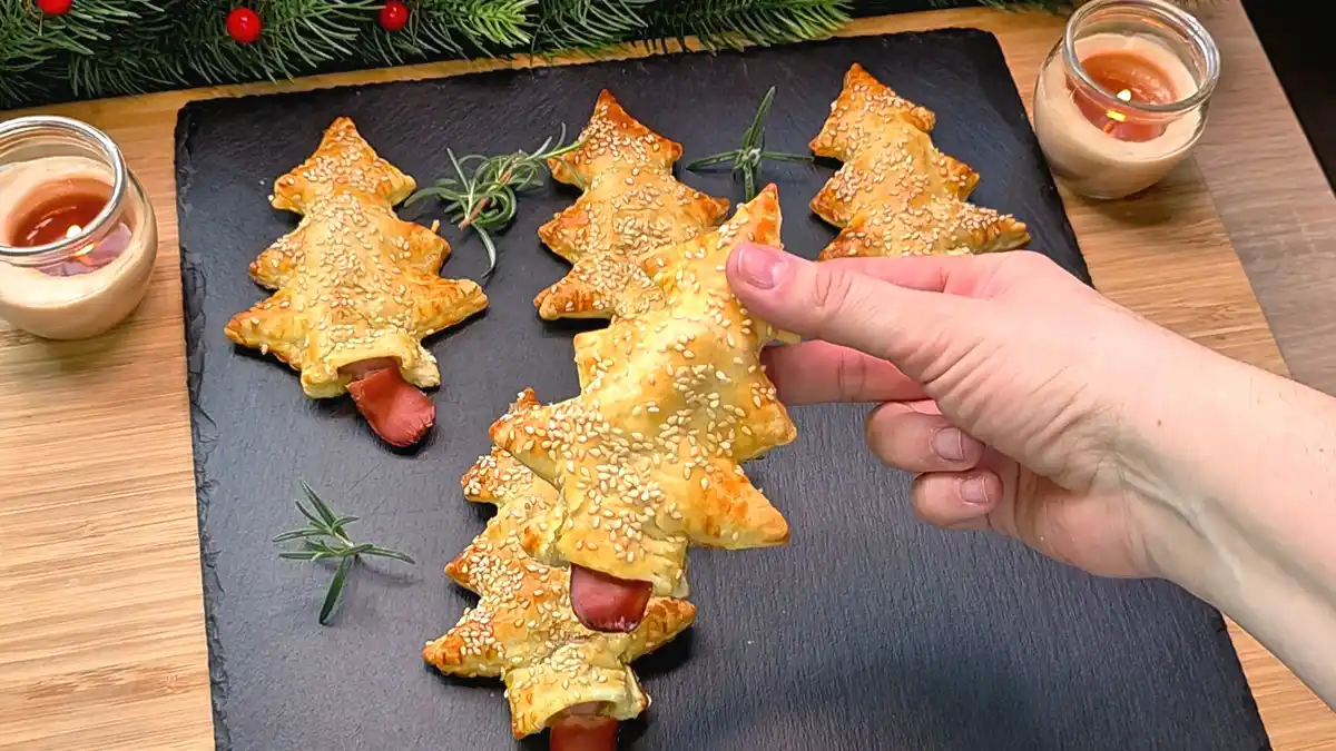 Würstchen und Käse im geformten Blätterteig-Tannenbaum